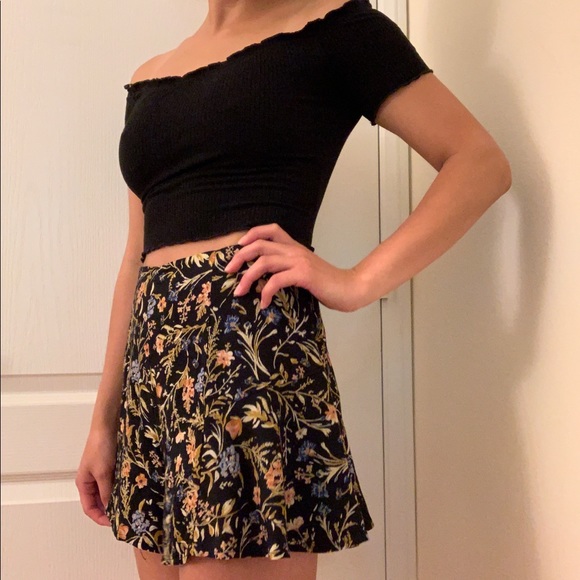 Urban Outfitters Black Floral Print Flowy Shorts - Picture 2 of 5